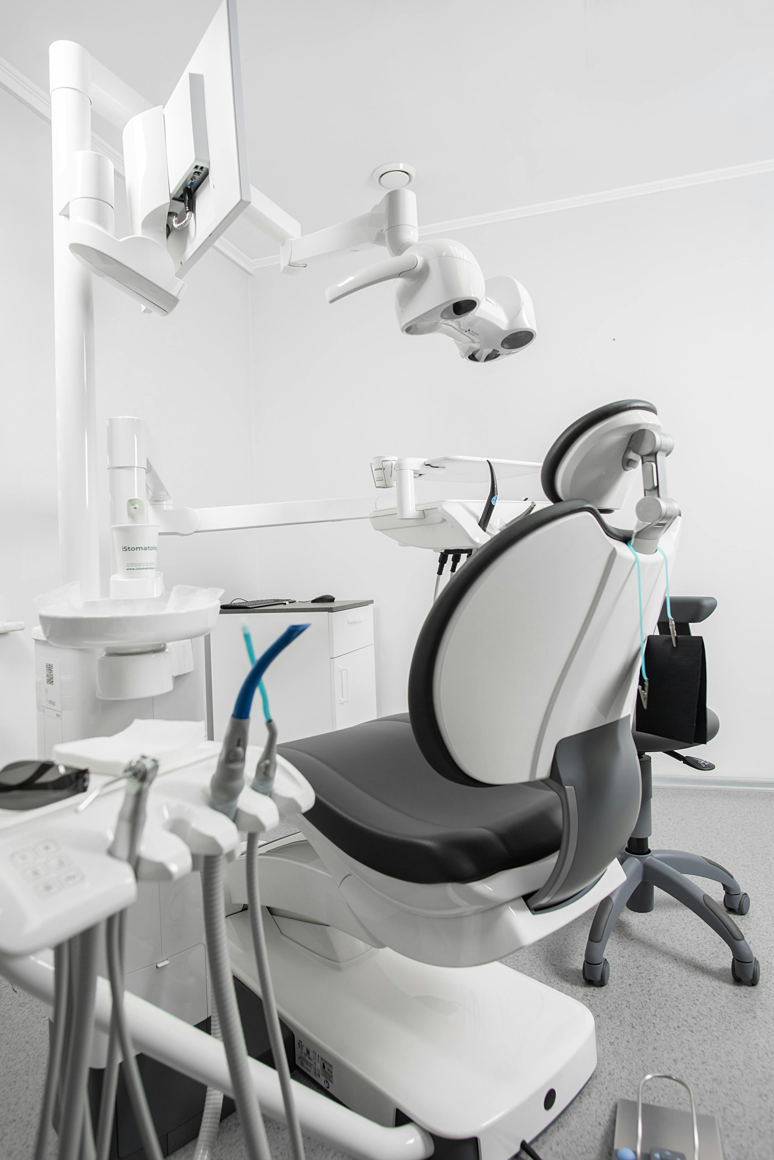 Moderner Zahnarztstuhl und Equipment